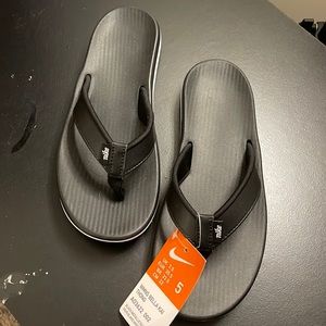 Women’s Nike Bella Kai flip-flops sandals size 5 brand new.
